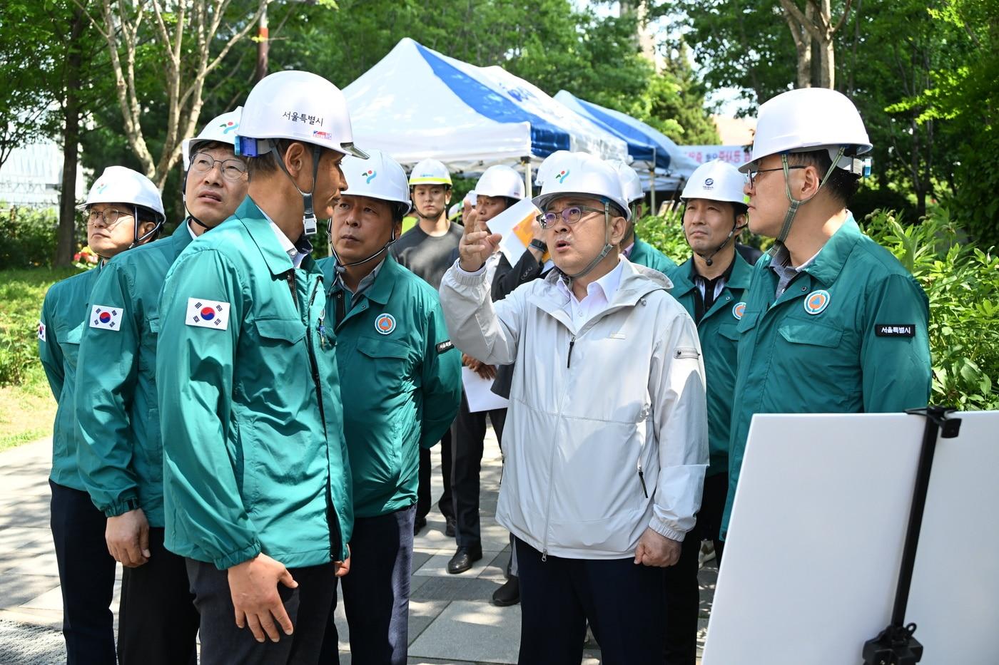 본문 이미지 - 김성보 서울시장 권한대행이 29일 서대문구 서소문고가 현장을 찾아 복구 상황을 점검하고 있다.