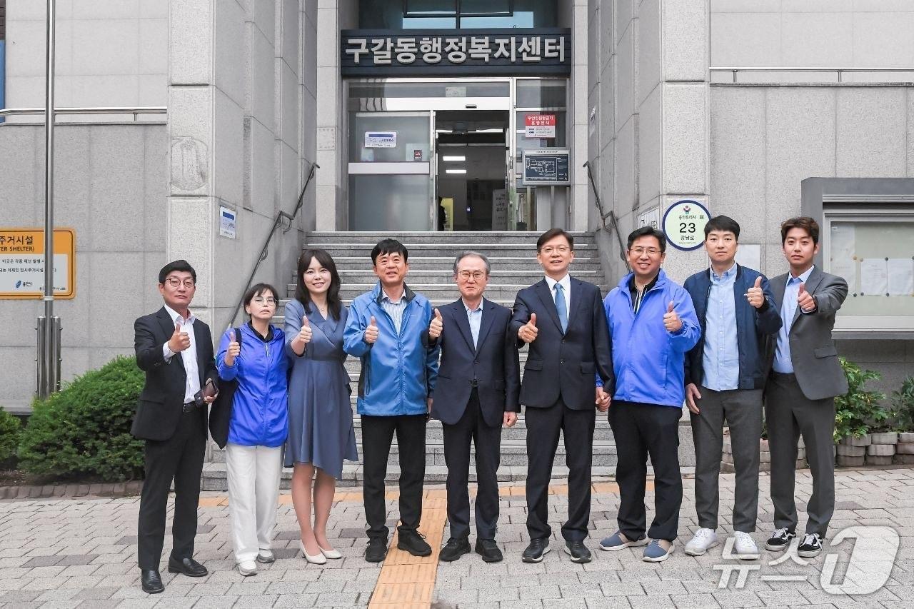 본문 이미지 - 현근택 후보(오른쪽 네번째)가 29일 구갈동 행정복지센터에서 사전투표를 한 뒤 선거캠프 관계자 등과 기념촬영을 하고 있다.(후보 측 제공)