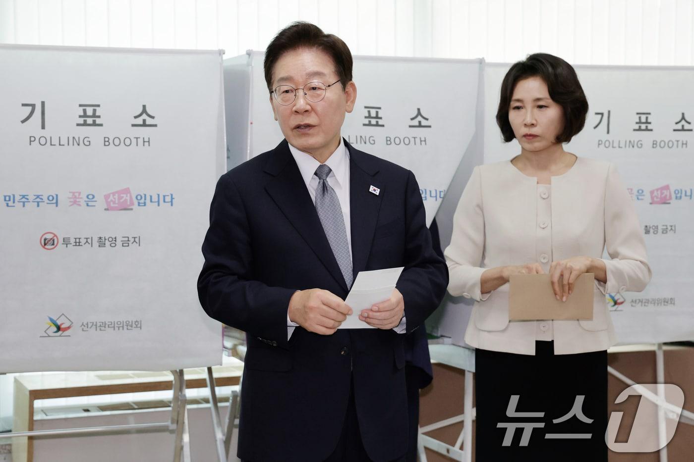 본문 이미지 - 이재명 대통령이 제9회 전국동시지방선거 사전투표 첫날인 29일 서울 종로구 삼청동 주민센터에서 사전 투표 중 기표 도장 관련 문의를 하고 있다. 2026.5.29 ⓒ 뉴스1 허경 기자