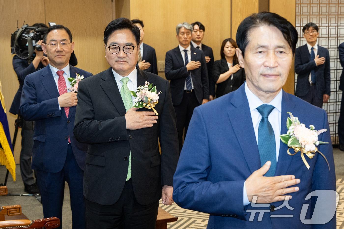 본문 이미지 - 우원식 국회의장(가운데)과 이학영(오른쪽), 주호영 부의장이 지난 5월 29일 서울 여의도 국회에서 열린 제22대 국회 전반기 국회의장단 퇴임식에서 국민의례를 하고 있다. 2026.5.29 ⓒ 뉴스1 유승관 기자