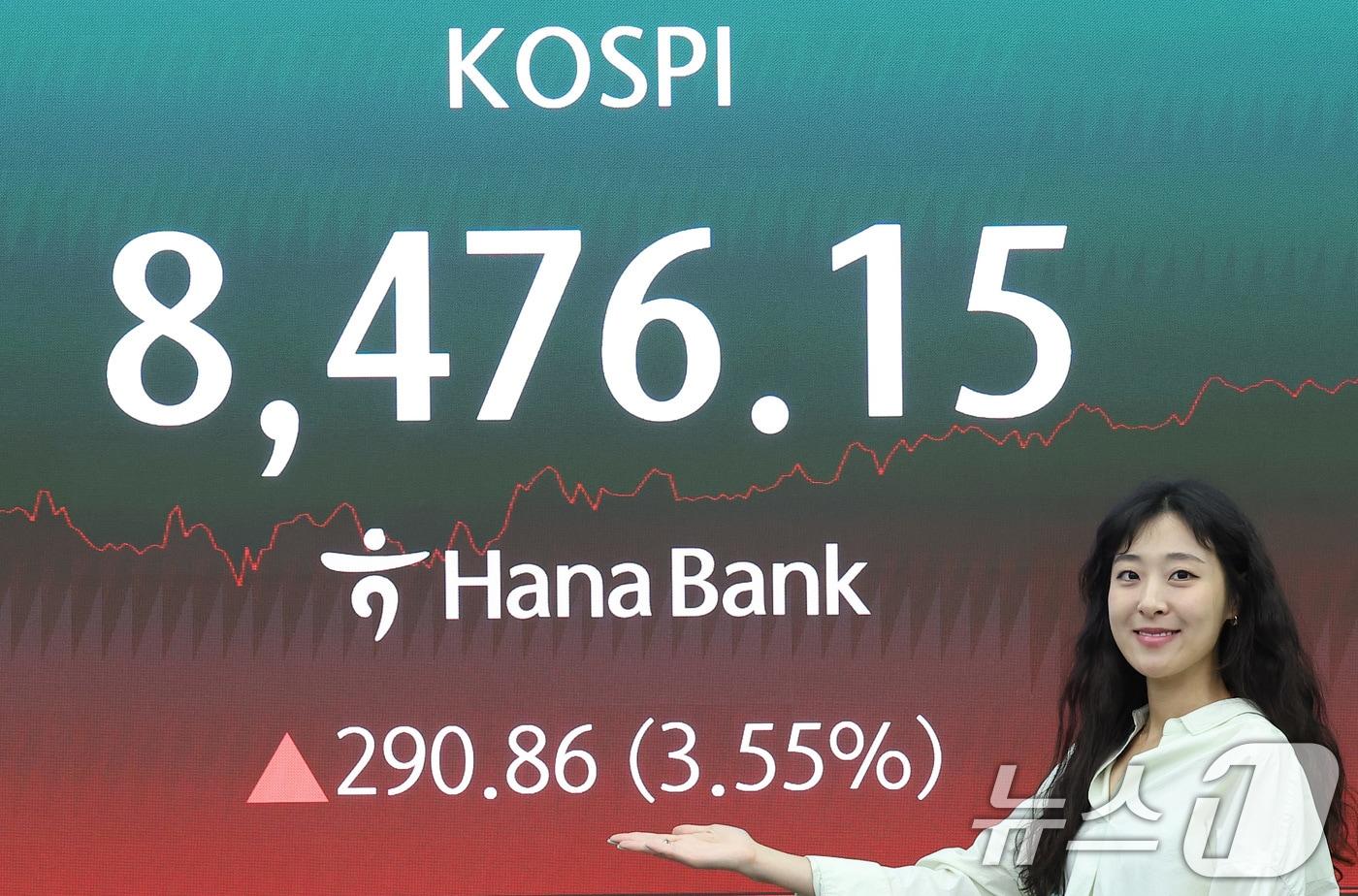 본문 이미지 - 코스피 지수가 사상 최고치를 경신한 29일 서울 중구 하나은행 본점 딜링룸 전광판에 종가가 표시되고 있다.  2026.5.29 ⓒ 뉴스1 김성진 기자