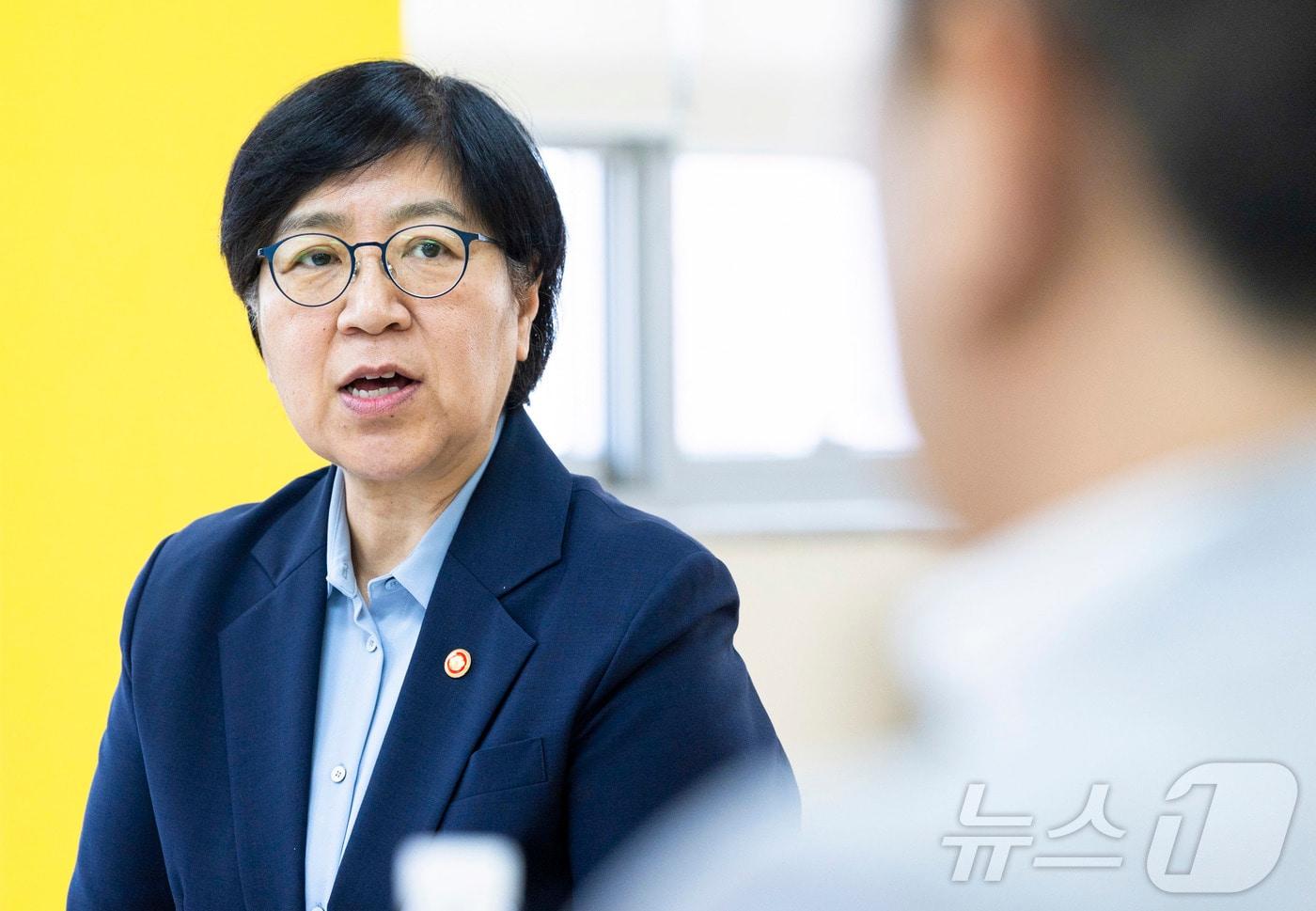 본문 이미지 - 정은경 보건복지부 장관이 지난 5월 인천 서구 인천참사랑병원을 방문해 마약류 치료보호기관 현장을 점검하고 현장 종사자 및 전문가들과 간담회를 하고 있다. (보건복지부 제공. 재판매 및 DB 금지) 2026.5.29 ⓒ 뉴스1