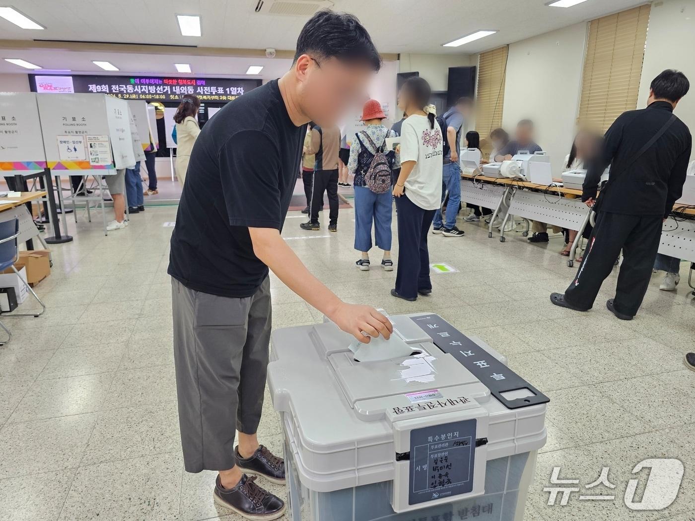 본문 이미지 - 6·3 지방선거 사전투표 첫날인 29일 낮 12시쯤 경남 김해시 내외동 사전투표소에서 유권자들이 투표하고 있다. 2026.5.29 ⓒ 뉴스1 박민석 기자