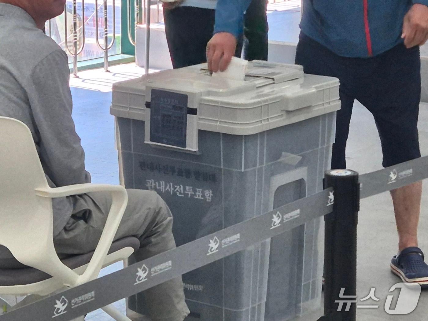 본문 이미지 - 제9회 전국동시지방선거 사전투표 첫날인 29일 오전 강원 강릉시 교1동 주민센터 2층에 마련된 사전투표소에서 투표를 마치고 나온 유권자가 관내사전투표함에 소중한 한표를 행사하고 있다. 2026.5.29/뉴스1 윤왕근 기자