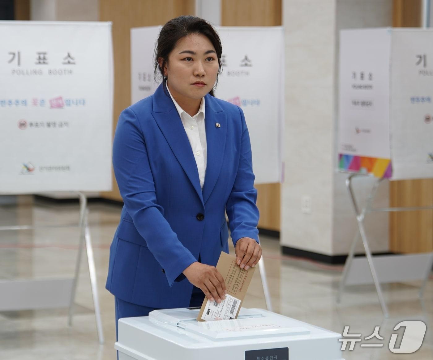 본문 이미지 - 김기현 민주당 경산시장 후보가 29일 오후 북부동 사전투표소에서 소중한 한표를 행사했다.(김기현 캠프 제공. 재판매 및 DB금지)/뉴스1