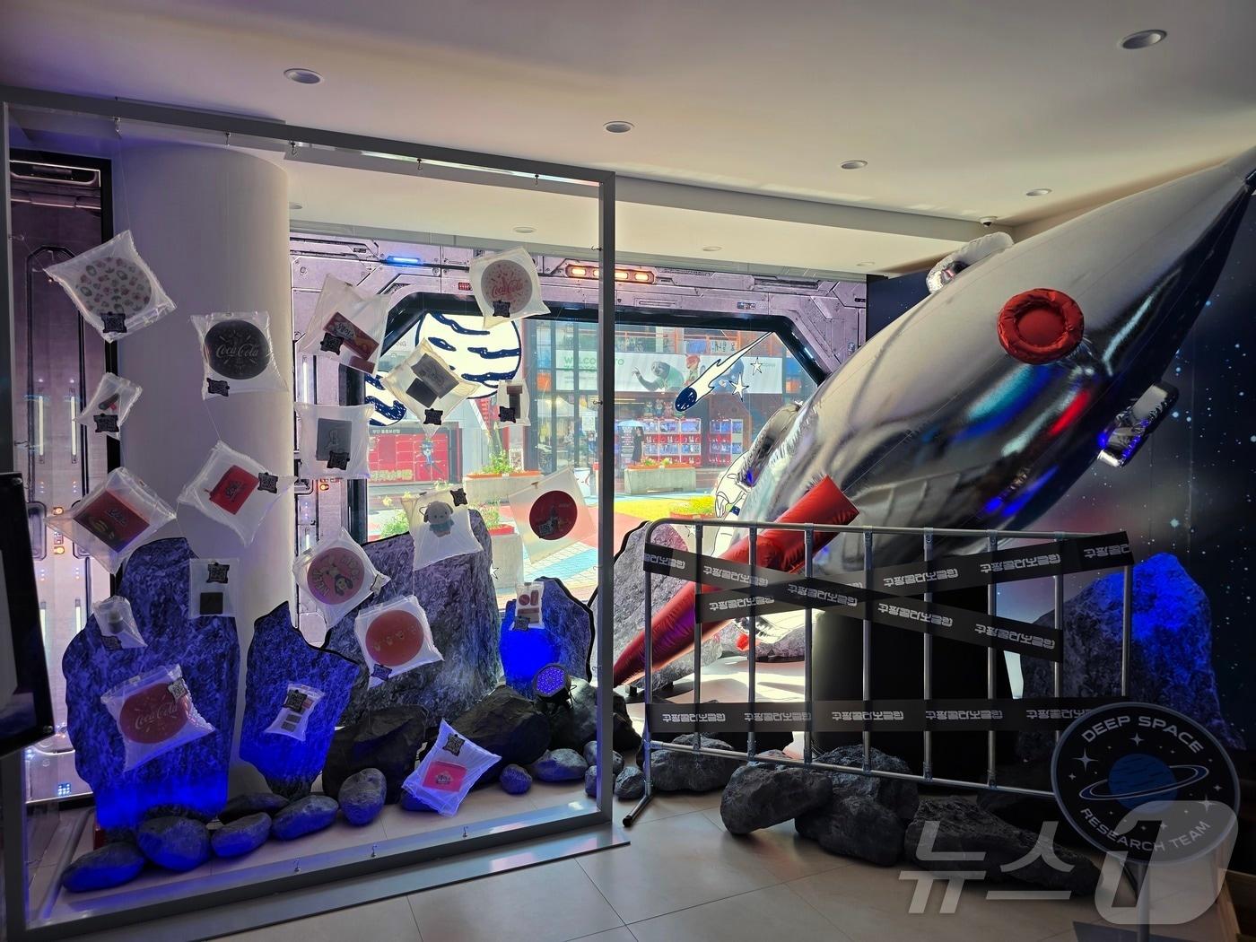 본문 이미지 - 쿠팡은 K-굿즈부터 글로벌 인기 캐릭터 상품까지 한 눈에 볼 수 있는 협업 상품 전문관 '쿠팡콜라보클럽'을 론칭했다. 론칭을 기념해 29일 오후 4시부터 다음달 7일까지 서울 마포구 복합문화공간 ‘ㅎㄷ카페'에서 'READY, SET, 덕력호'를 콘셉트로 팝업스토어를 진행한다. ⓒ 뉴스1 이형진 기자