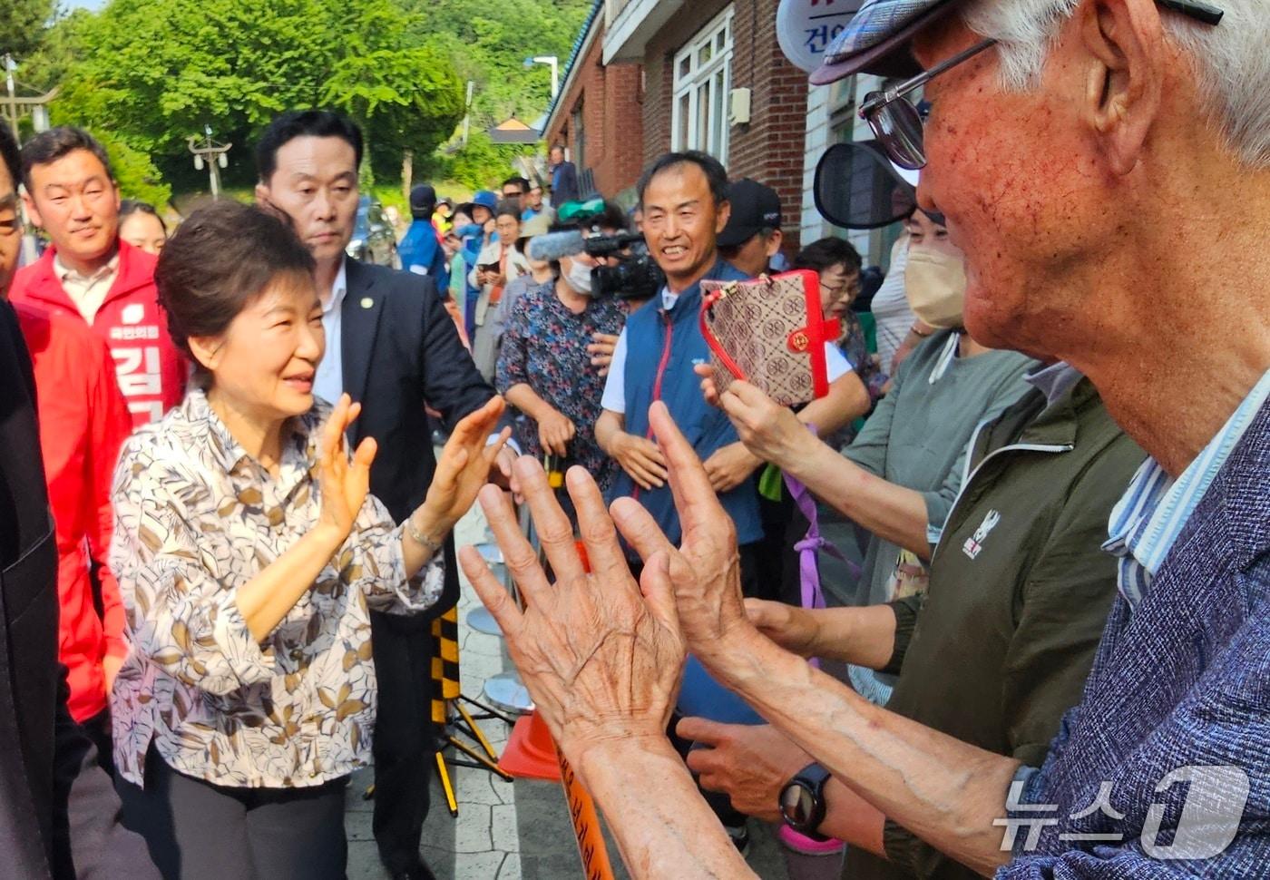본문 이미지 - 박근혜 전 대통령이 29일 남해 충렬사를 방문해 주민들과 인사를 하고 있다. 2026.5.29/뉴스1 한송학기자