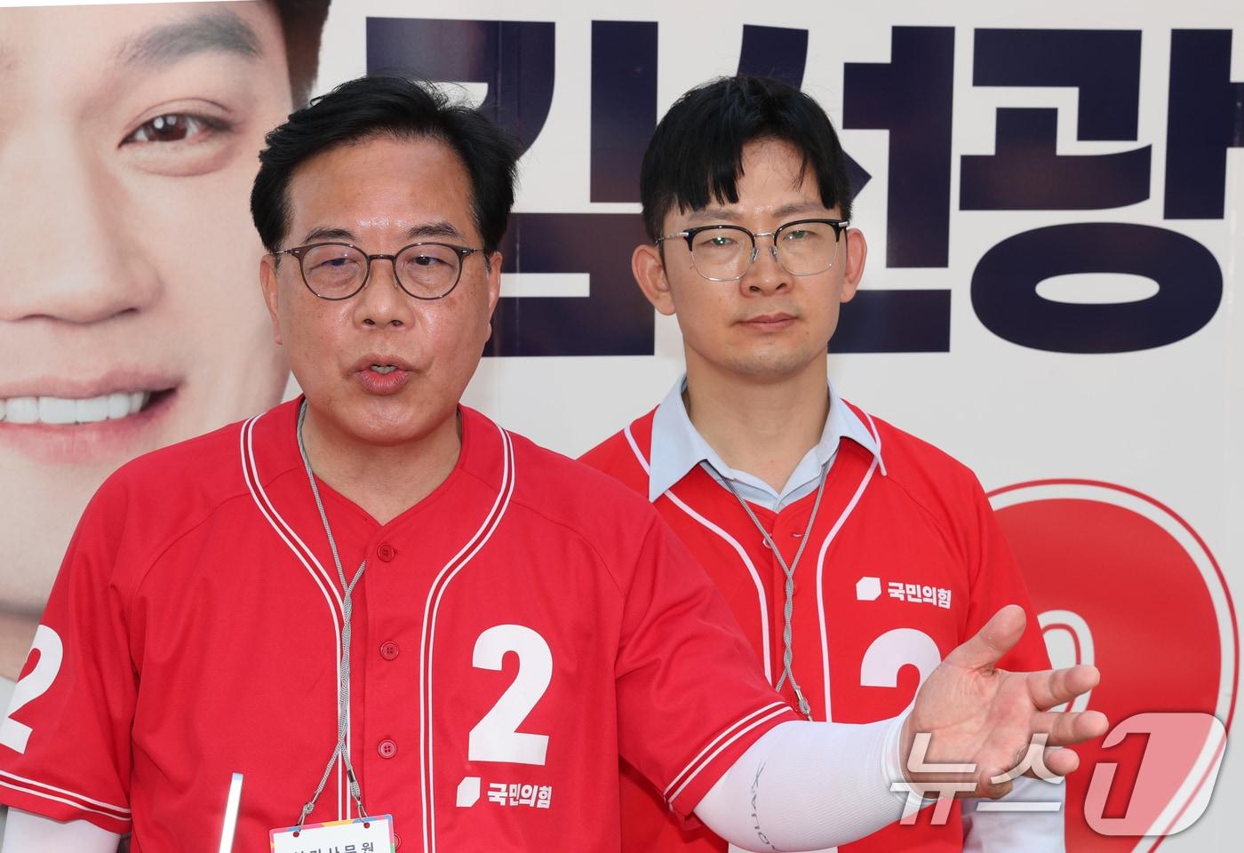 본문 이미지 - 송언석 국민의힘 원내대표가 29일 대전 한화생명볼파크앞에서 이재명 대통령 사전투표 관련 긴급 입장 발표를 하고 있다. 2026.5.29 ⓒ 뉴스1 김기태 기자