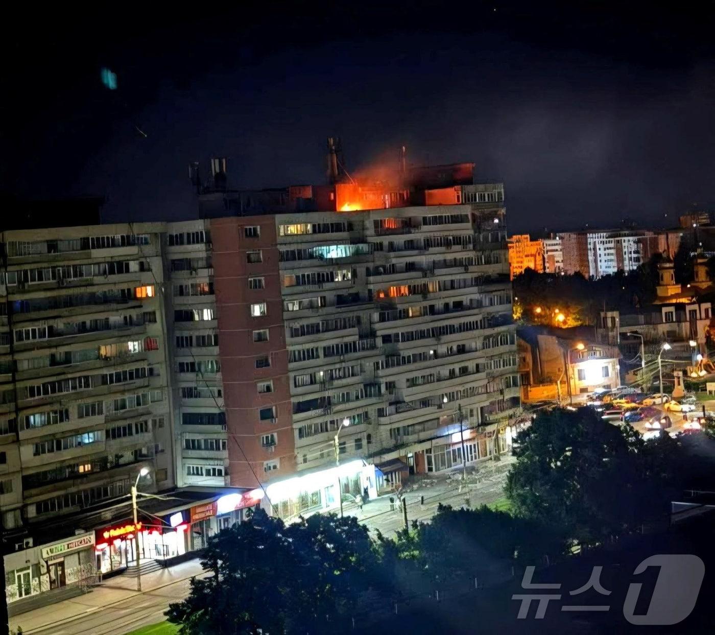 본문 이미지 - 러시아 드론 추락으로 불길이 치솟는 루마니아 갈라티의 아파트 건물. 2026.05.29 ⓒ 로이터=뉴스1