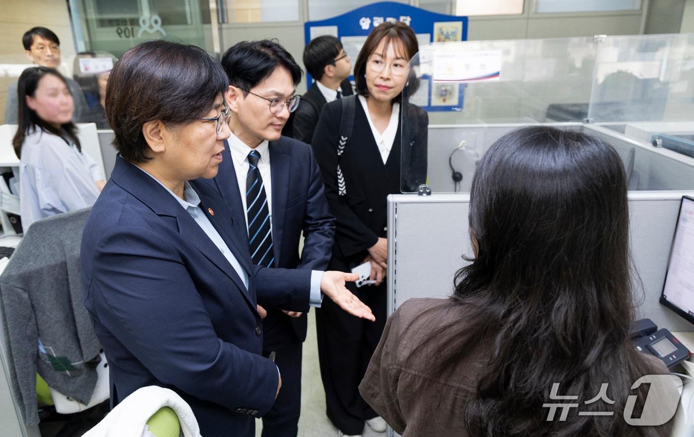본문 이미지 - 정은경 보건복지부 장관이 지난 29일 자살예방상담전화 109 상담현장을 점검하는 모습.(보건복지부 제공)