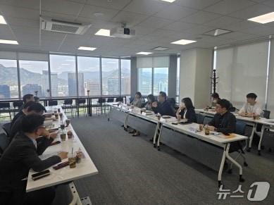 본문 이미지 - 서울시는 지난 4월 15일 중동 사태 관련 기업·소상공인 현장 간담회를 열고 수출기업 애로사항을 청취했다. (서울시 제공)