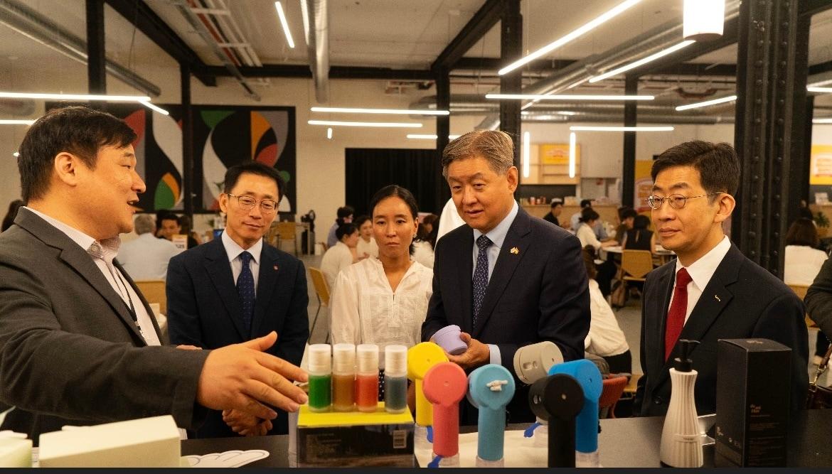 본문 이미지 - 롯데홈쇼핑은 27~29일 스페인 마드리드서 '롯데 브랜드 엑스포 in 남유럽'을 진행했다. 김재겸 롯데홈쇼핑 대표(왼쪽에서 두 번째)와 임수석 주스페인 한국대사(왼쪽에서 네 번째), 김연재 코트라 유럽지역본부장(맨 오른쪽)이 제품 설명을 듣고 있다.(롯데홈쇼핑 제공)