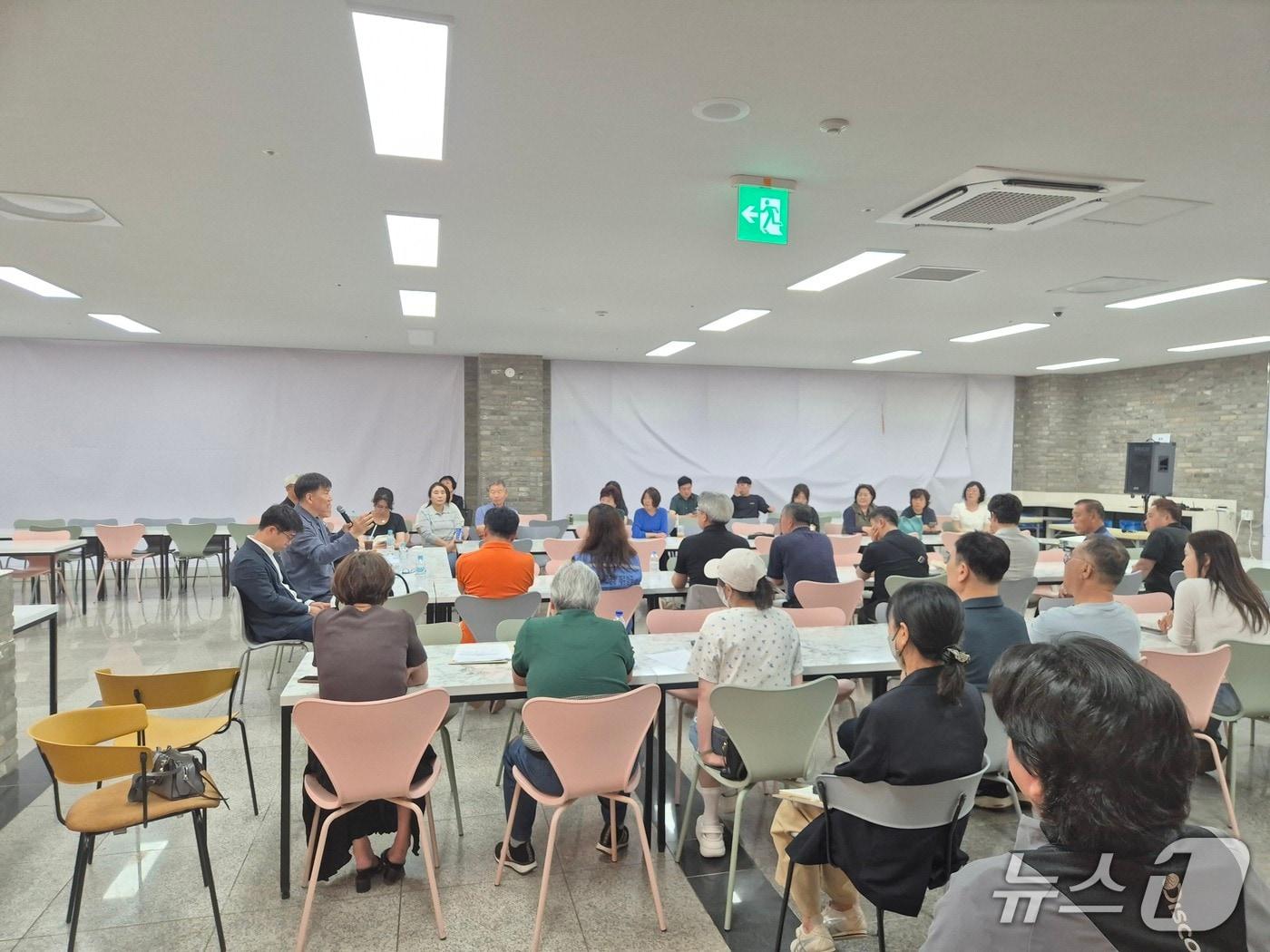 본문 이미지 - 29일 오후 무안국제공항에서 12·29제주항공 여객기 참사 유가족협의회가 경찰청 국가수사본부 특별수사단과 간담회를 진행하고 있다.(유가협 제공. 재판매 및 DB 금지)