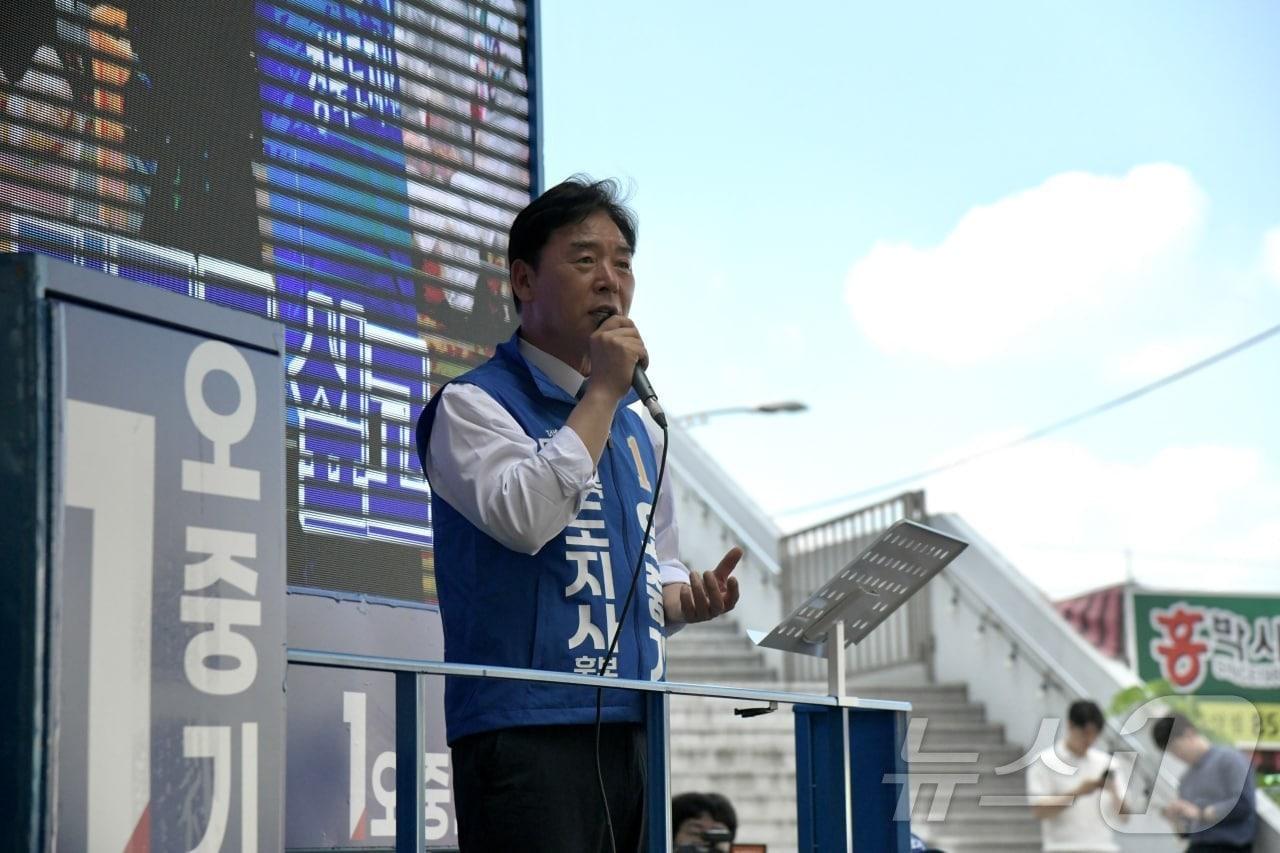 본문 이미지 - 더불어민주당 오중기 경북도지사 후보는 29일 유튜브 방송과 경산·청도 현장 유세를 이어가며 오중기 "경북 미래 위해 압도적 지지해달라" 호소하고 있다.
