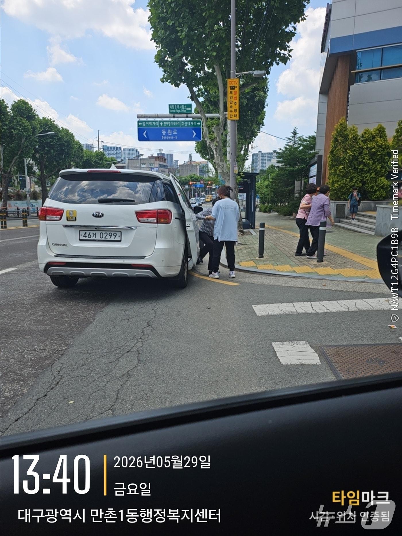 본문 이미지 - 김부겸 더불어민주당 대구시장 후보 측이 사전투표가 시작된 29일 일부 유권자를 조직적으로 차량으로 이동시킨 정황이 포착됐다고 주장했다. 사진은 차량으로 유권자를 사전투표소로 실어나르는 모습. (김부겸 후보 캠프 제공. 재판매 및 DB 금지) 2026.5.29/뉴스1