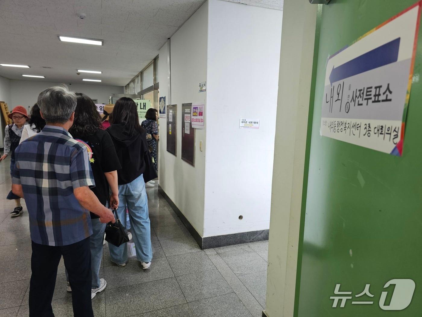 본문 이미지 - 6·3 지방선거 사전투표 첫날인 29일. 낮 12시쯤 김해시 내외동 사전 투표소를 찾은 시민들이 차례를 기다리고 있다. 2026.5.29 ⓒ 뉴스1 박민석 기자