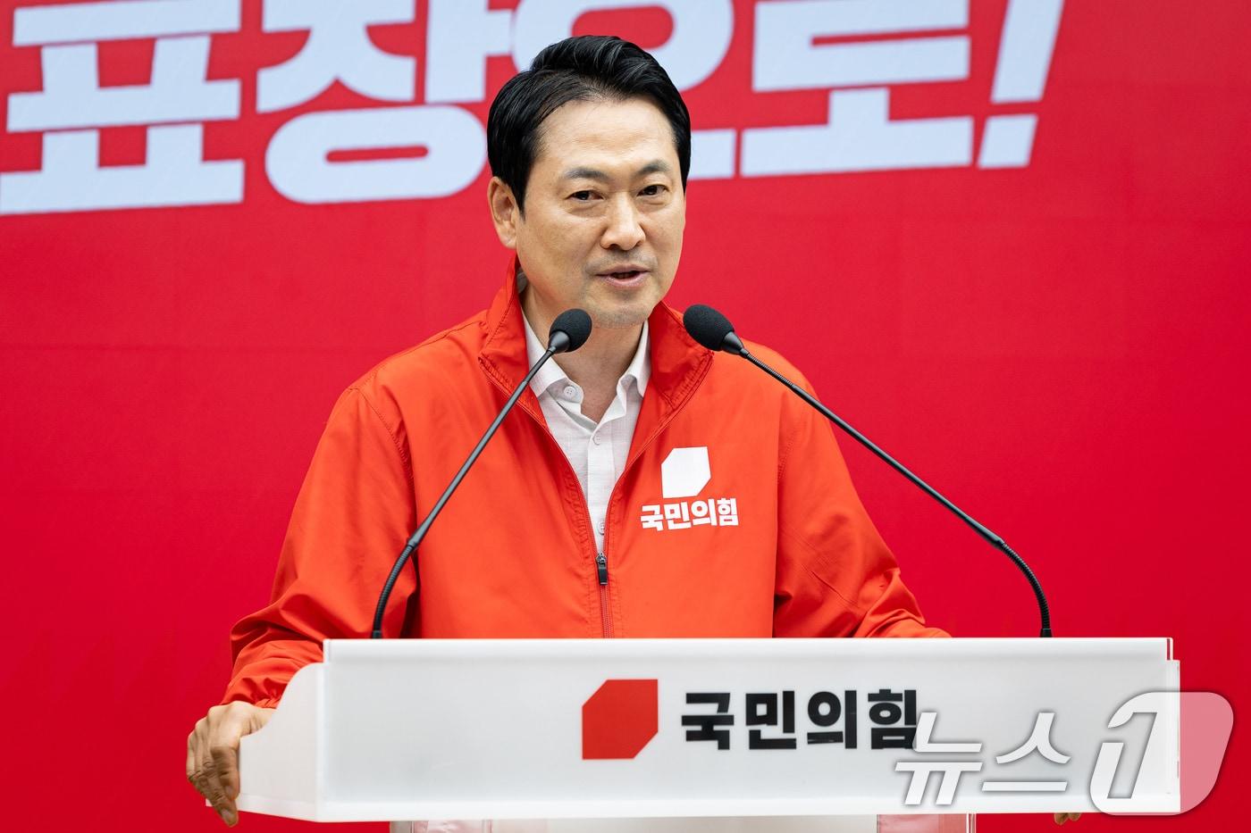 본문 이미지 - 장동혁 국민의힘 대표가 29일 서울 여의도 중앙당사에서 이재명 대통령이 6·3 지방선거 및 국회의원 재보궐선거 사전투표 과정에서 기표소 밖으로 나와 투표용지에 도장이 "반만 찍혀도 괜찮냐＂고 문의한 것과 관련해 기자회견을 하고 있다. 2026.5.29 ⓒ 뉴스1 유승관 기자