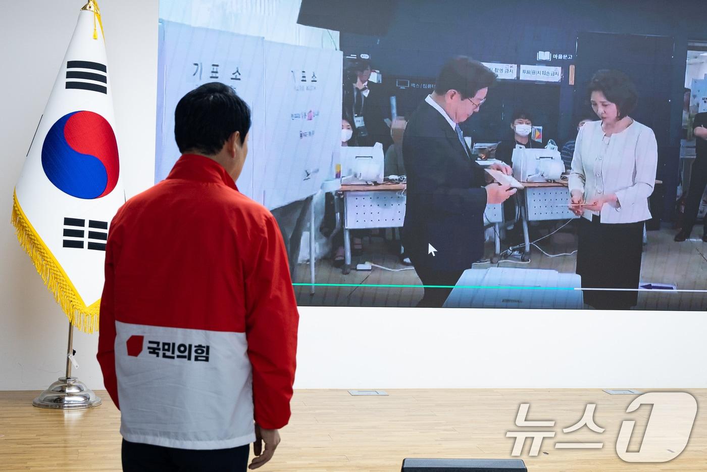 본문 이미지 - 장동혁 국민의힘 대표가 29일 서울 여의도 중앙당사에서 기자회견에 앞서 이재명 대통령이 6·3 지방선거 및 국회의원 재보궐선거 사전투표 과정에서 기표소 밖으로 나와 투표용지에 도장이 "반만 찍혀도 괜찮냐＂고 문의한 장면의 영상을 바라보고 있다. 2026.5.29 ⓒ 뉴스1 유승관 기자