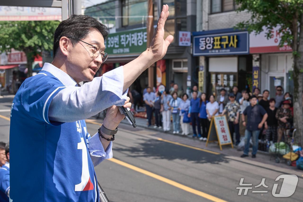 본문 이미지 - 김경수 더불어민주당 경남도지사 후보가 29일 김해 진영읍을 찾아 유세에 나서고 있다.(김경수 후보 선대위 제공. 재판매 및 DB금지)