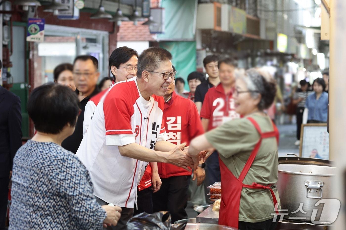본문 이미지 - 박형준 부산시장 후보가 29일 장림시장에서 상인과 만나 대화를 나누고 있다.(박형준 후보 선대위 제공. 재판매 및 DB금지)