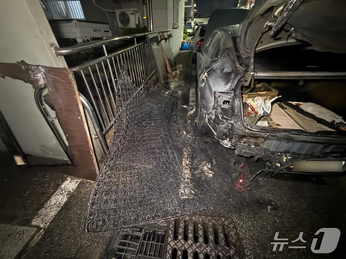 본문 이미지 - 지난 17일 오전 1시 56분쯤 광주 북구 운암동의 한 골목에서 매트리스에 붙은 불이 승용차로 번져 소방당국이 화재를 진화하고 있다.(광주 북부소방서 제공. 재판매 및 DB 금지)