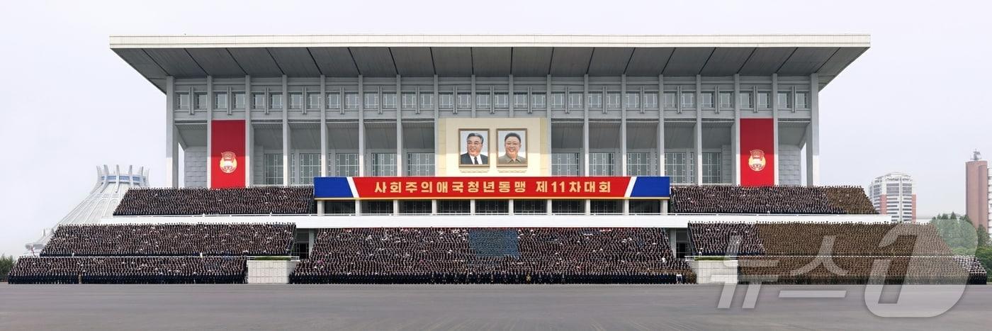 본문 이미지 - (평양 노동신문=뉴스1) = 북한 노동당 기관지 노동신문은 3일 "김정은 동지께서 5월 2일 사회주의애국청년동맹 제11차 대회 참가자들을 만나주셨다＂고 보도했다. 김재룡·리일환·주창일 당 중앙위 비서와 김성기 인민군 총정치국장도 자리에 참석했다. [국내에서만 사용가능. 재배포 금지. DB 금지. For Use Only in the Republic of Korea. Redistribution Prohibited] rodongphoto@news1.kr
