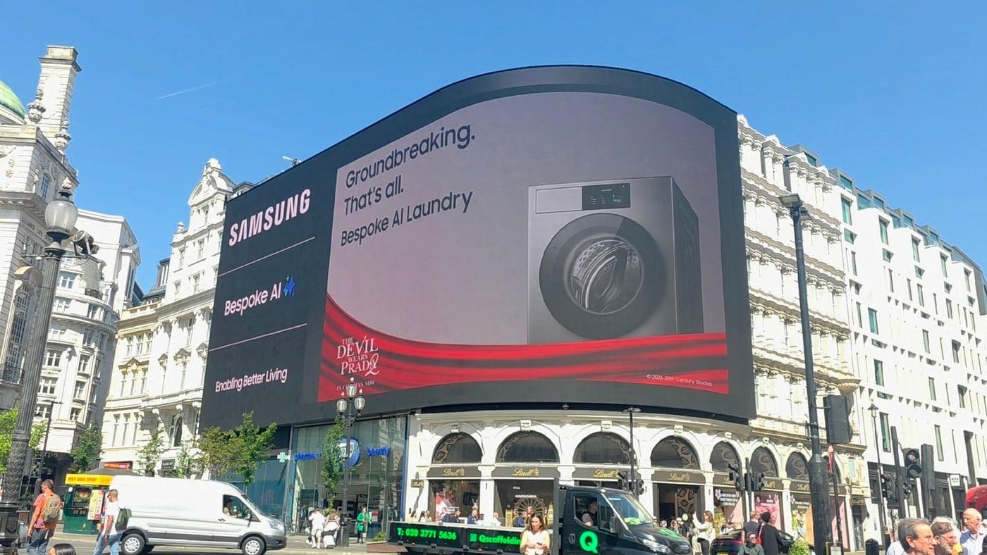본문 이미지 - 삼성전자가 영국 런던의 피카딜리(Piccadilly) 광장에서 진행하는 '비스포크 AI 콤보' 옥외광고 모습. (삼성전자 제공)