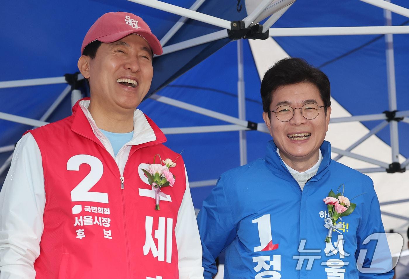 본문 이미지 - 정원오 더불어민주당 서울시장 후보(오른쪽)와 오세훈 국민의힘 서울시장 후보가 3일 오전 서울 용산구 효창운동장에서 열린 제44회 서울특별시장기 축구대회 개회식에서 나란히 함박웃음을 짓고 있다. 2026.5.3 ⓒ 뉴스1 오대일 기자