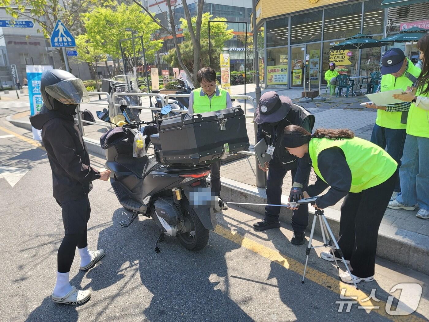 본문 이미지 - 강서구 마곡역 인근 이륜차 소음 합동단속 현장.(서울시 제공)
