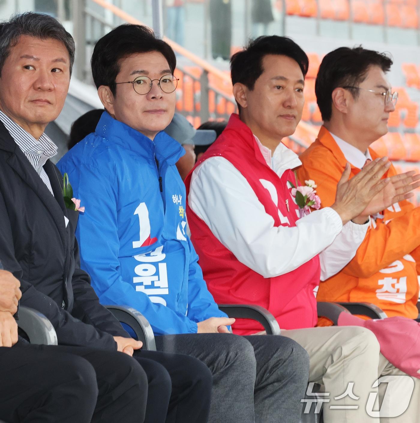본문 이미지 - 정원오 더불어민주당 서울시장 후보(왼쪽 두번째부터)와 오세훈 국민의힘 서울시장 후보, 김정철 개혁신당 서울시장 후보가 3일 오전 서울 용산구 효창운동장에서 열린 제44회 서울특별시장기 축구대회 개회식에서 참가 선수들을 격려하고 있다. 왼쪽은 정몽규 대한축구협회장. 2026.5.3 ⓒ 뉴스1 오대일 기자
