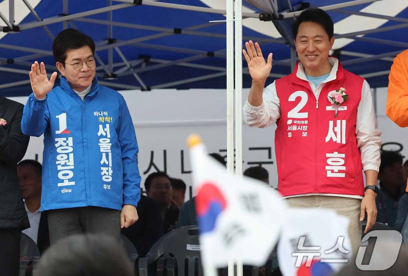 본문 이미지 - 정원오 더불어민주당 서울시장 후보(왼쪽)와 오세훈 국민의힘 서울시장 후보가 3일 오전 서울 용산구 효창운동장에서 열린 제44회 서울특별시장기 축구대회 개회식에서 참가 선수들에게 손인사를 하고 있다. 2026.5.3 ⓒ 뉴스1 오대일 기자