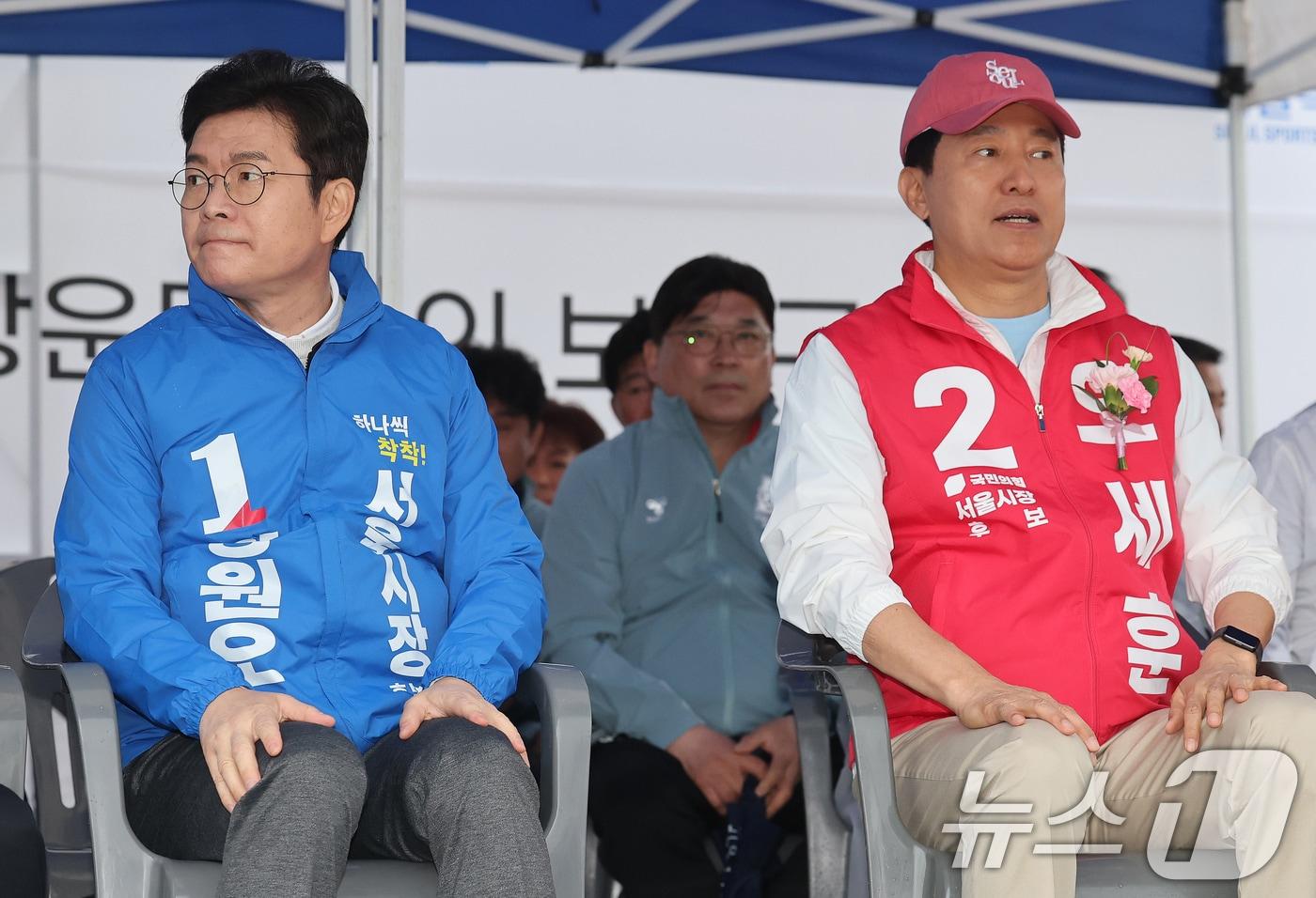 본문 이미지 - 정원오 더불어민주당 서울시장 후보(왼쪽)와 오세훈 국민의힘 서울시장 후보가 3일 오전 서울 용산구 효창운동장에서 열린 제44회 서울특별시장기 축구대회 개회식에서 서로 다른 곳을 바라보며 생각에 잠겨 있다. 2026.5.3 ⓒ 뉴스1 오대일 기자