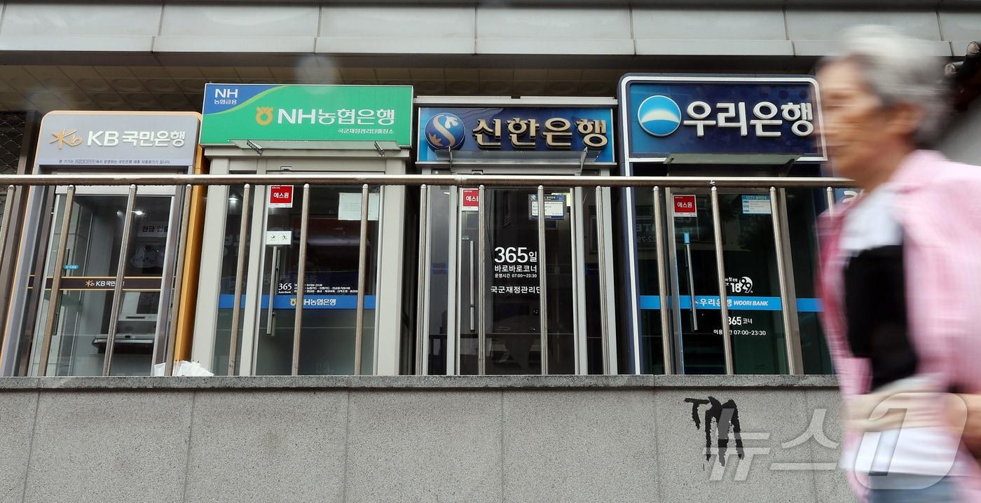 본문 이미지 - 사진은 이날 서울 도심에 설치된 은행 ATM기. 2026.5.3 ⓒ 뉴스1 김진환 기자