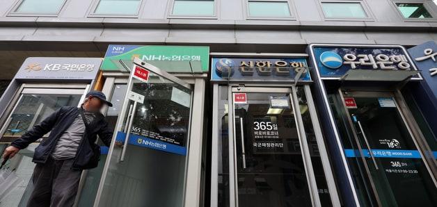 본문 이미지 - 서울 용산구에 설치된 은행 ATM기를 시민들이 이용하는 모습. 2026.5.3 ⓒ 뉴스1 김진환 기자