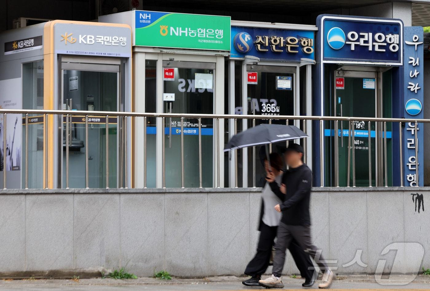 본문 이미지 - 3일 금융권에 따르면 KB·신한·하나·우리금융 등 4대 금융이 공개한 올해 1분기 말 추정손실 규모는 총 2조9963억원으로 집계됐다. 이는 사실상 회수가 어렵다고 판단되는 대출채권으로 역대 최대 수준이다. 사진은 이날 서울 도심에 설치된 은행 ATM기. 2026.5.3 ⓒ 뉴스1 김진환 기자