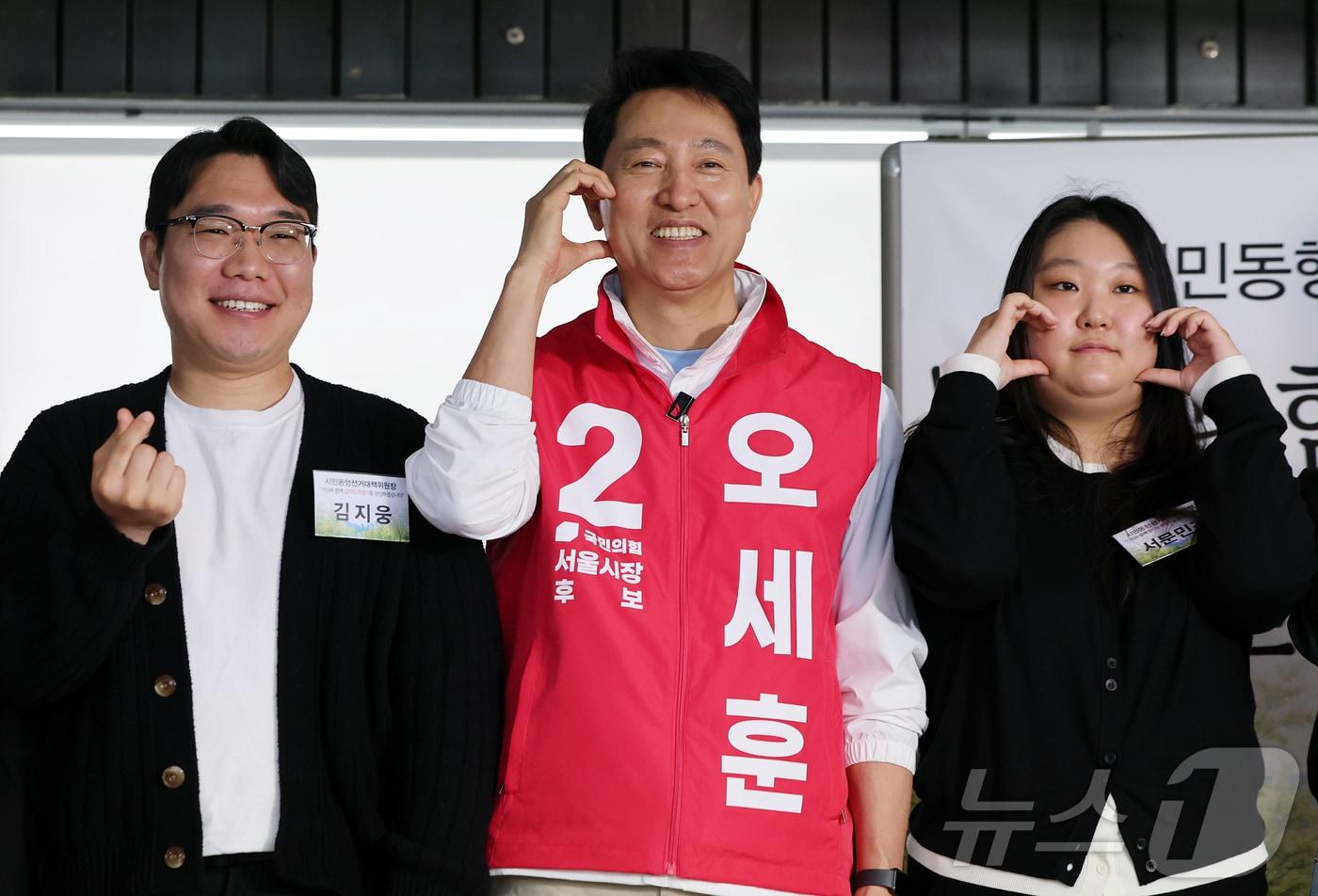 본문 이미지 - 오세훈 국민의힘 서울시장 후보가 3일 서울 종로구 Nuguna에서 열린 ‘삶의질특별시 서울 선대위-시민동행선거대책위원장단 간담회에 참석해 참석자들과 기념 촬영을 하고 있다. 2026.5.3 ⓒ 뉴스1 김진환 기자