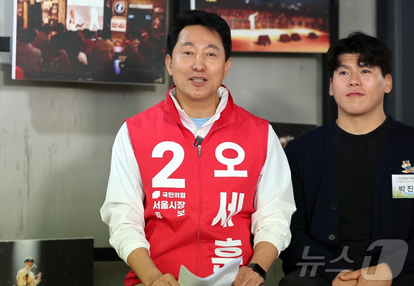본문 이미지 - 오세훈 국민의힘 서울시장 후보가 3일 서울 종로구 Nuguna에서 열린 ‘삶의질특별시 서울 선대위-시민동행선거대책위원장단 간담회에 참석해 발언하고 있다. 2026.5.3 ⓒ 뉴스1 김진환 기자