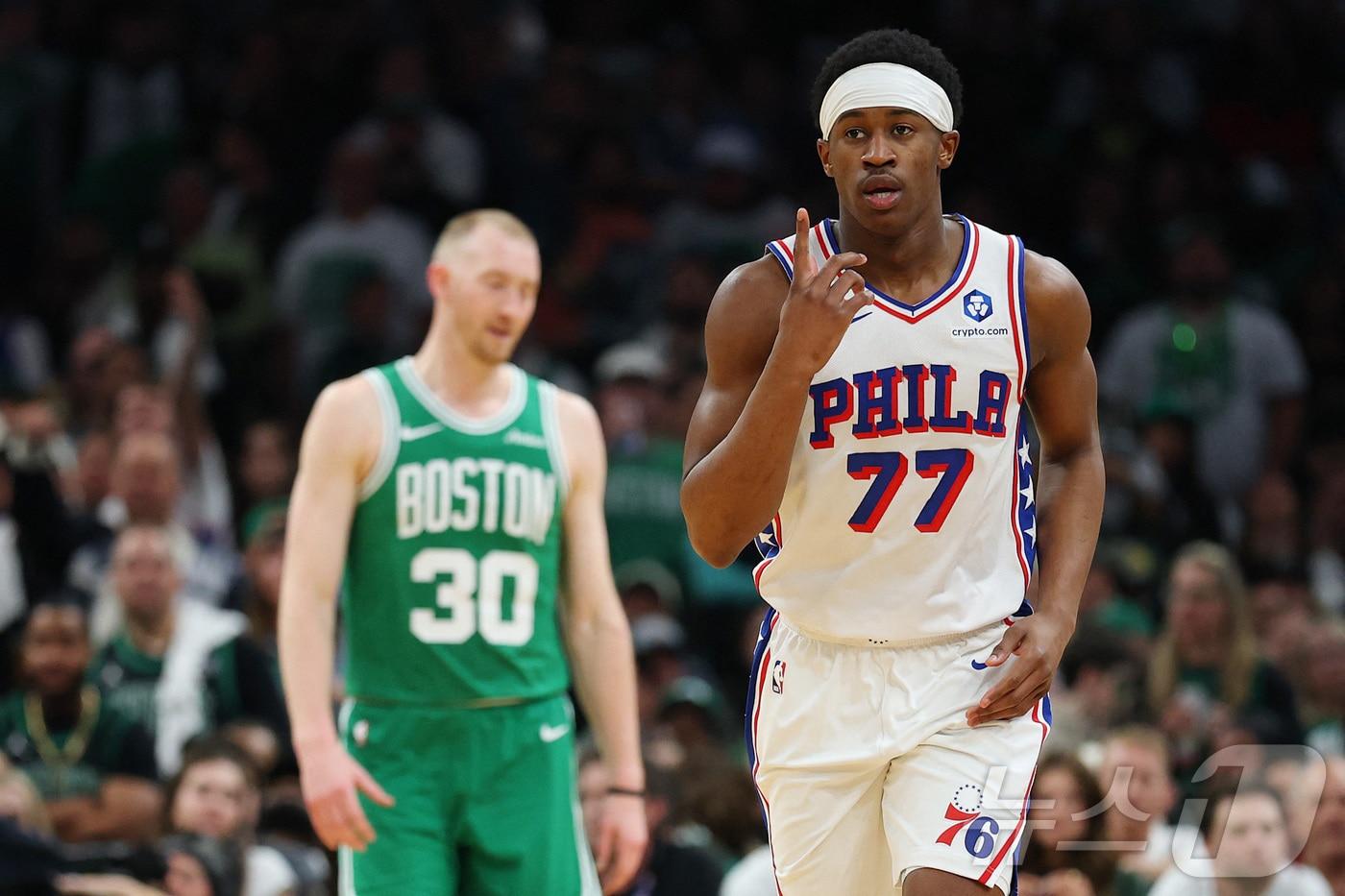 본문 이미지 - NBA 필라델피아 세븐티식서스가 3일(한국시간) 열린 2025-26 동부 콘퍼런스 플레이오프 1라운드 7차전에서 보스턴 셀틱스에 109-100으로 이겼다. ⓒ AFP=뉴스1
