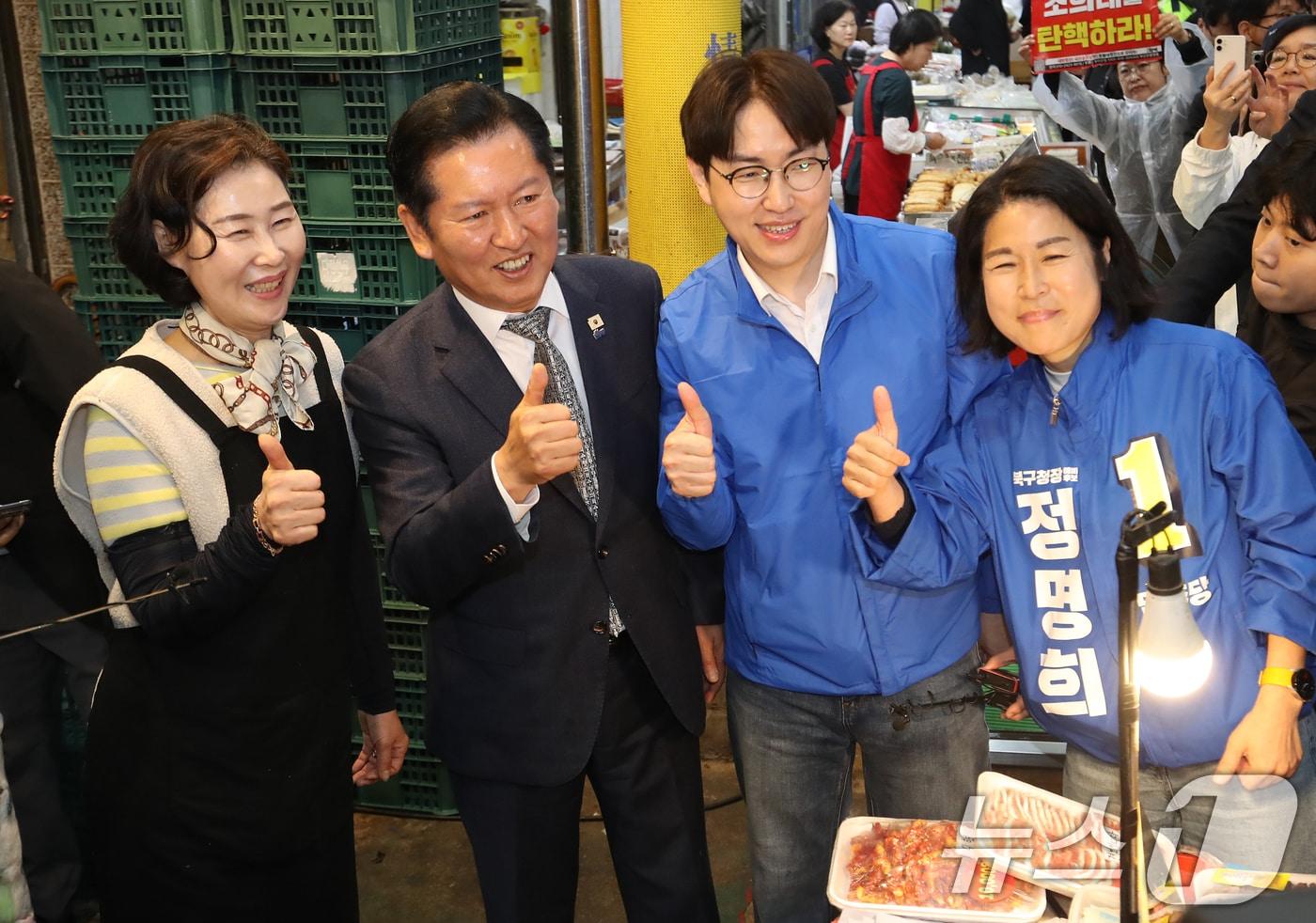 본문 이미지 - 정청래 더불어민주당 대표와 부산 북갑 국회의원 보궐선거에 출마하는 하정우 전 청와대 AI미래기획수석이 3일 부산 북구 구포시장을 찾아 상인들과 인사를 나누고 있다. 2026.5.3 ⓒ 뉴스1 윤일지 기자