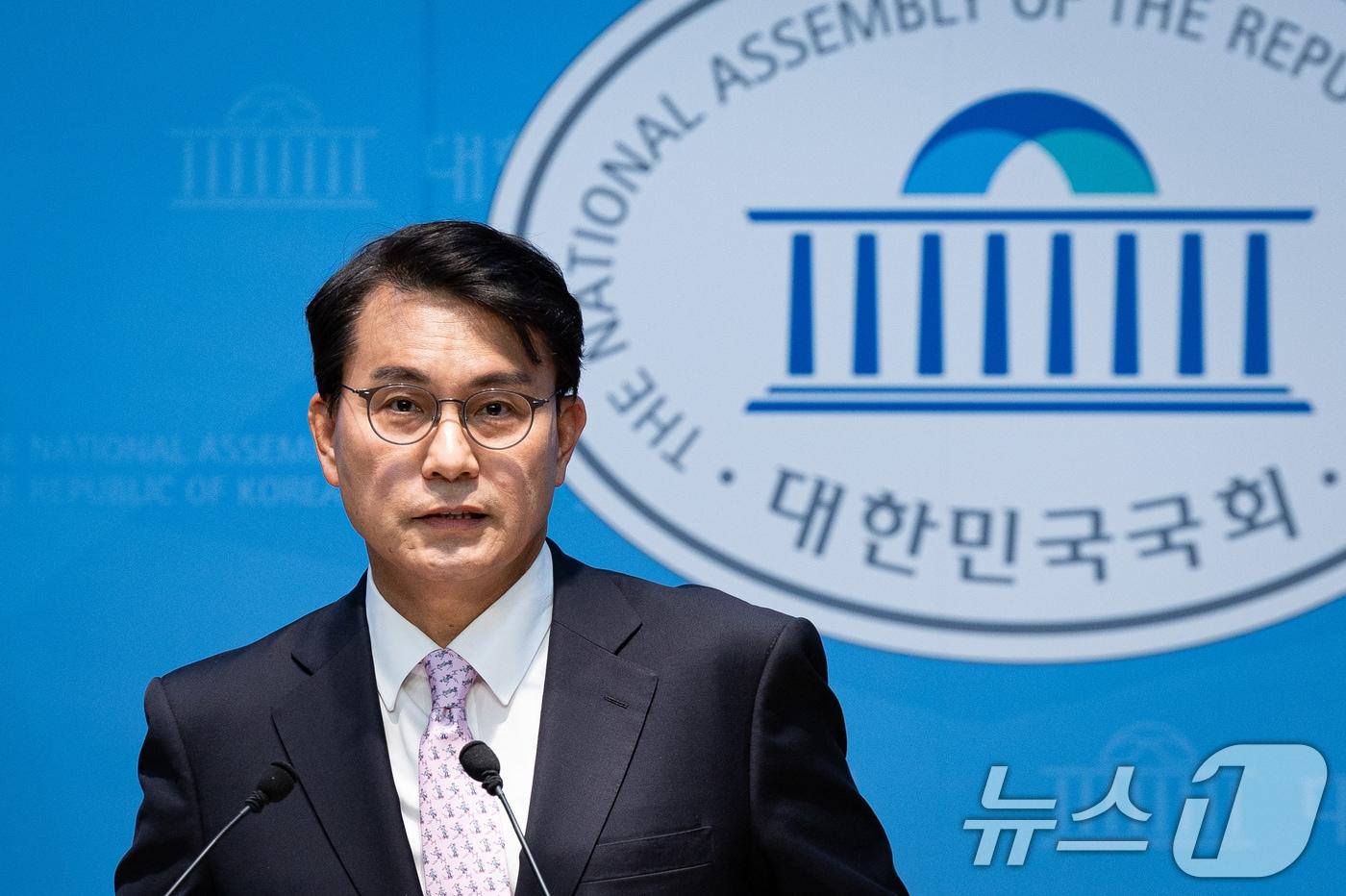 본문 이미지 - 윤상현 국민의힘 의원이 3일 서울 여의도 국회 소통관에서 조작기소 특검법 관련 기자회견을 하고 있다. 2026.5.3 ⓒ 뉴스1 유승관 기자