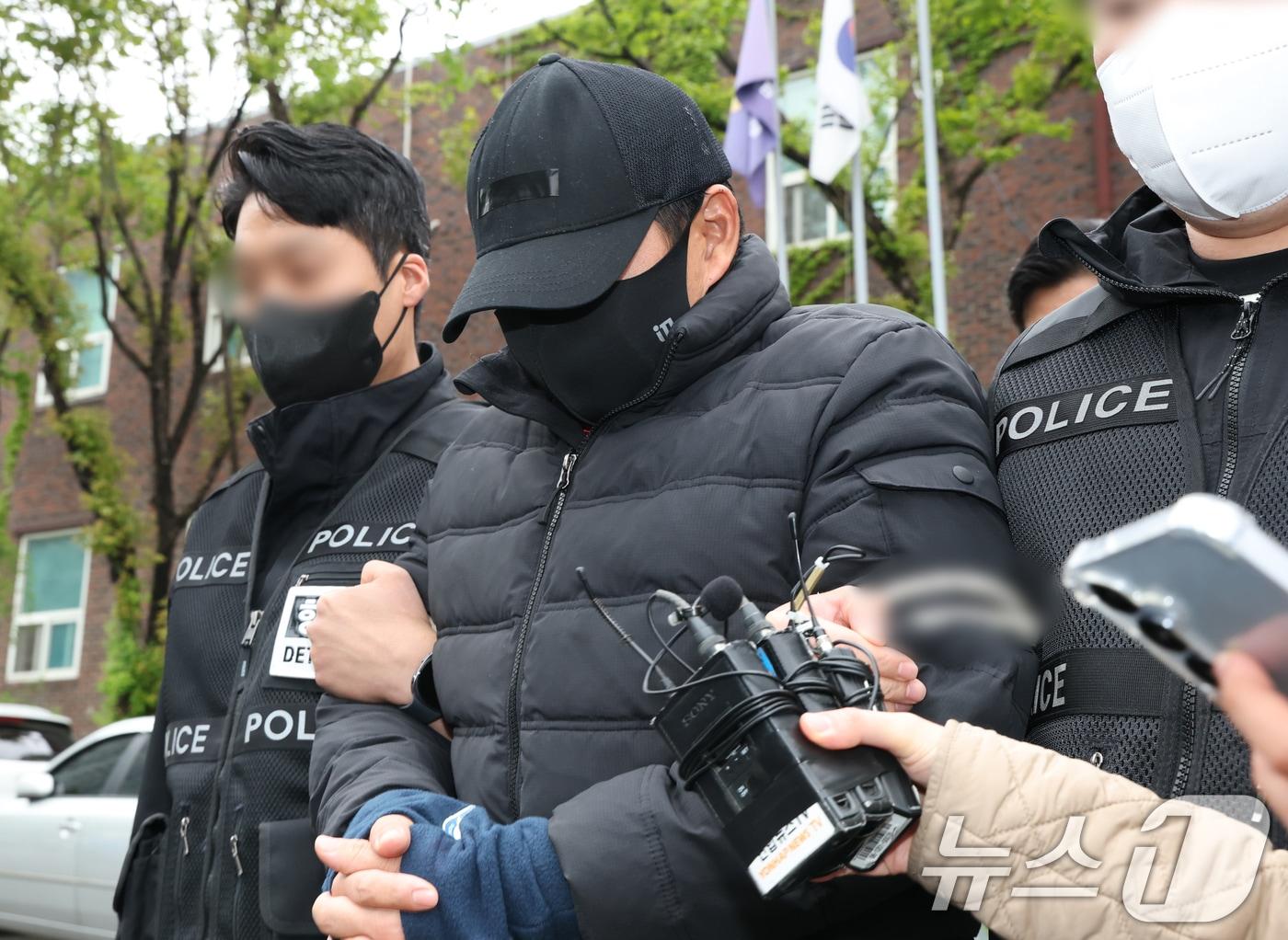 본문 이미지 - 텔레그램 마약왕 박왕열에게 마약을 공급한 혐의를 받는 최 모 씨가 3일 경기 수원시 장안구 경기남부경찰청 마약·국제범죄수사대에서 구속 전 피의자 심문(영장실질심사)을 받기 위해 나오고 있다. 최 씨는 2019년부터 텔레그램에서 '청담사장' 등의 별명으로 활동하면서 필로폰과 엑스터시 등 22㎏ 규모(약 100억 원)의 마약을 국내로 들이고 유통한 혐의를 받고 있다. 2026.5.3 ⓒ 뉴스1 김영운 기자
