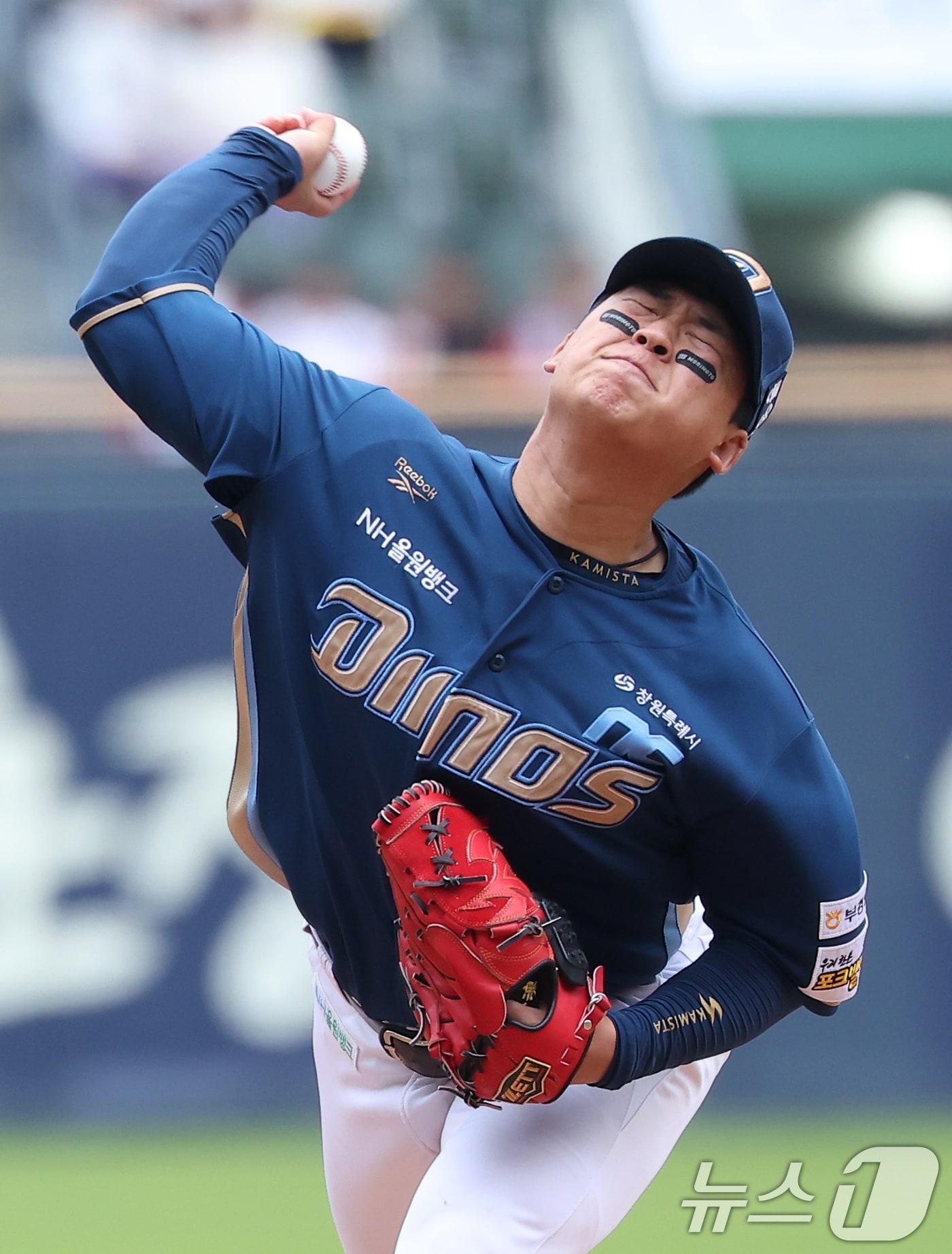 본문 이미지 - NC선발 신민혁이 3일 서울 송파구 잠실야구장에서 열린 '2026 신한 SOL KBO리그' NC 다이노스와 LG 트윈스의 경기에서 역투하고 있다. 2026.5.3 ⓒ 뉴스1 김성진 기자