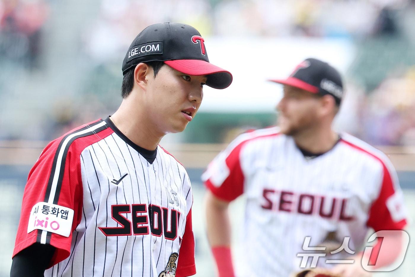 본문 이미지 - LG 선발 이상영이 3일 서울 송파구 잠실야구장에서 열린 '2026 신한 SOL KBO리그' NC 다이노스와 LG 트윈스의 경기에서 1회초 수비를 무실점으로 막아낸 후 더그아웃으로 향하고 있다. 2026.5.3 ⓒ 뉴스1 김성진 기자
