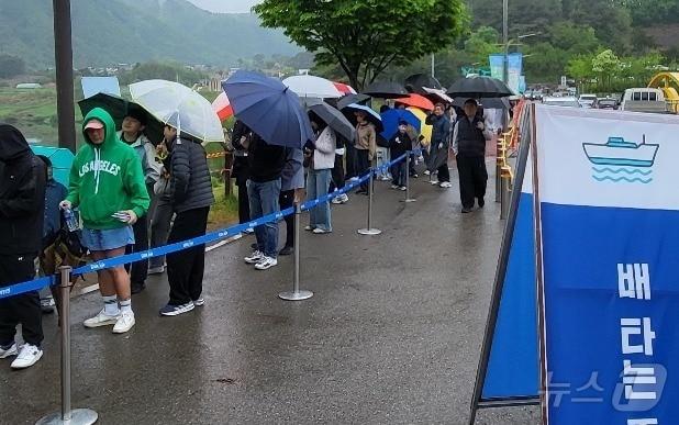 본문 이미지 - 조선 6대 임금 단종을 다룬 영화 '왕과 사는 남자(왕사남)가 1670만여 누적 관객을 동원하면서 흥행한 가운데, 5월 첫 일요일인 3일 단종 유배지였던 강원 영월군 청령포도 몰려든 여행객들로 인기를 끌고 있다. 이곳 여행객들은 이날 비 날씨에도 우산을 들고 청령포에서 배를 타기 위해 대기하는 모습을 보여줬다. ⓒ 뉴스1 신관호 기자