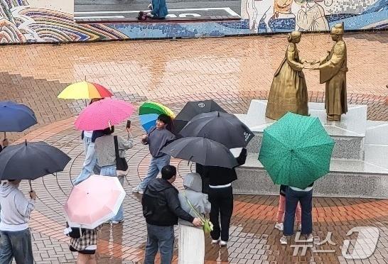 본문 이미지 - 조선 6대 임금 단종을 다룬 영화 '왕과 사는 남자'(왕사남)가 1670만여 누적 관객을 동원하면서 흥행한 가운데, 5월 첫 일요일인 3일 단종 유배지였던 강원 영월군 청령포 주변에 있는 '천상재회' 동상에 여행객들이 몰려들고 있다.ⓒ 뉴스1 신관호 기자