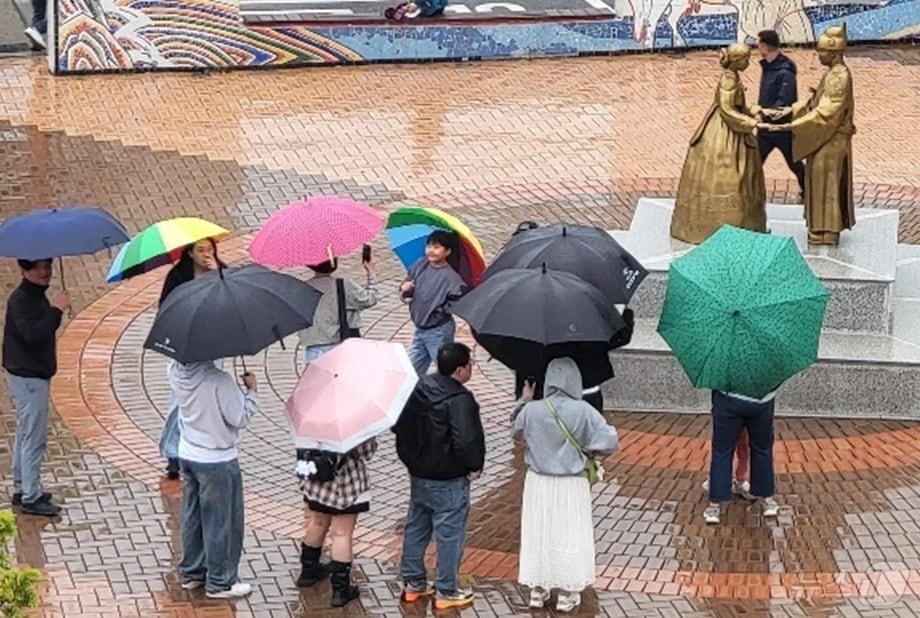 본문 이미지 - 우산 쓰고 단종 유배지 찾은 나들이객.(뉴스1 DB)  ⓒ 뉴스1 신관호 기자