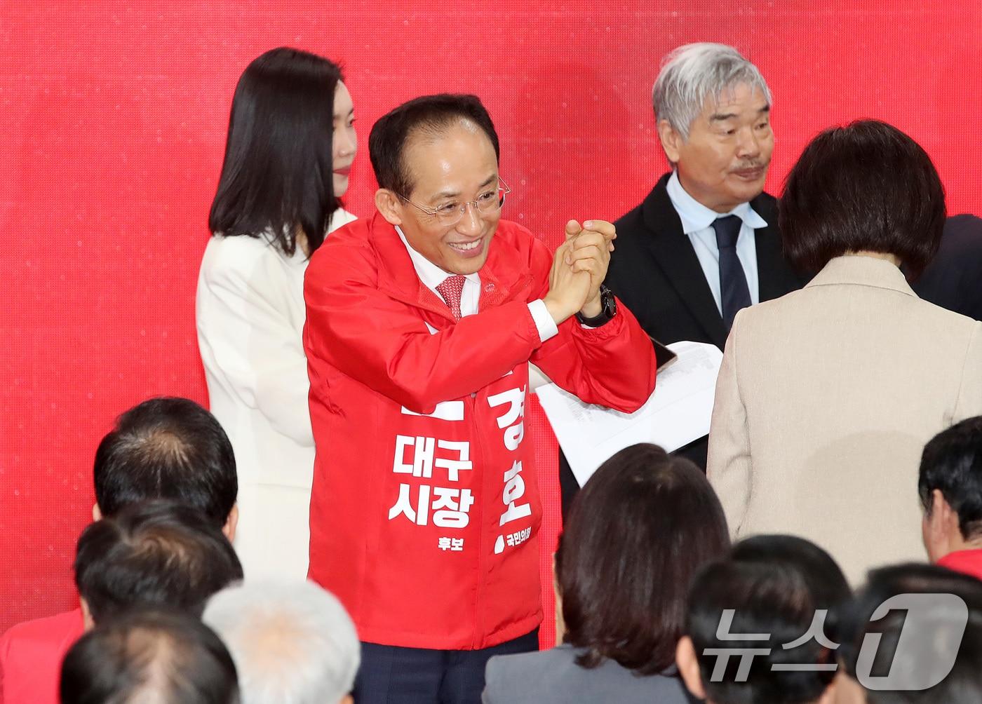 본문 이미지 - 추경호 국민의힘 대구시장 후보가 3일 오후 대구 수성구 선거사무소 개소식에서 인사하고 있다. 2026.5.3 ⓒ 뉴스1 공정식 기자