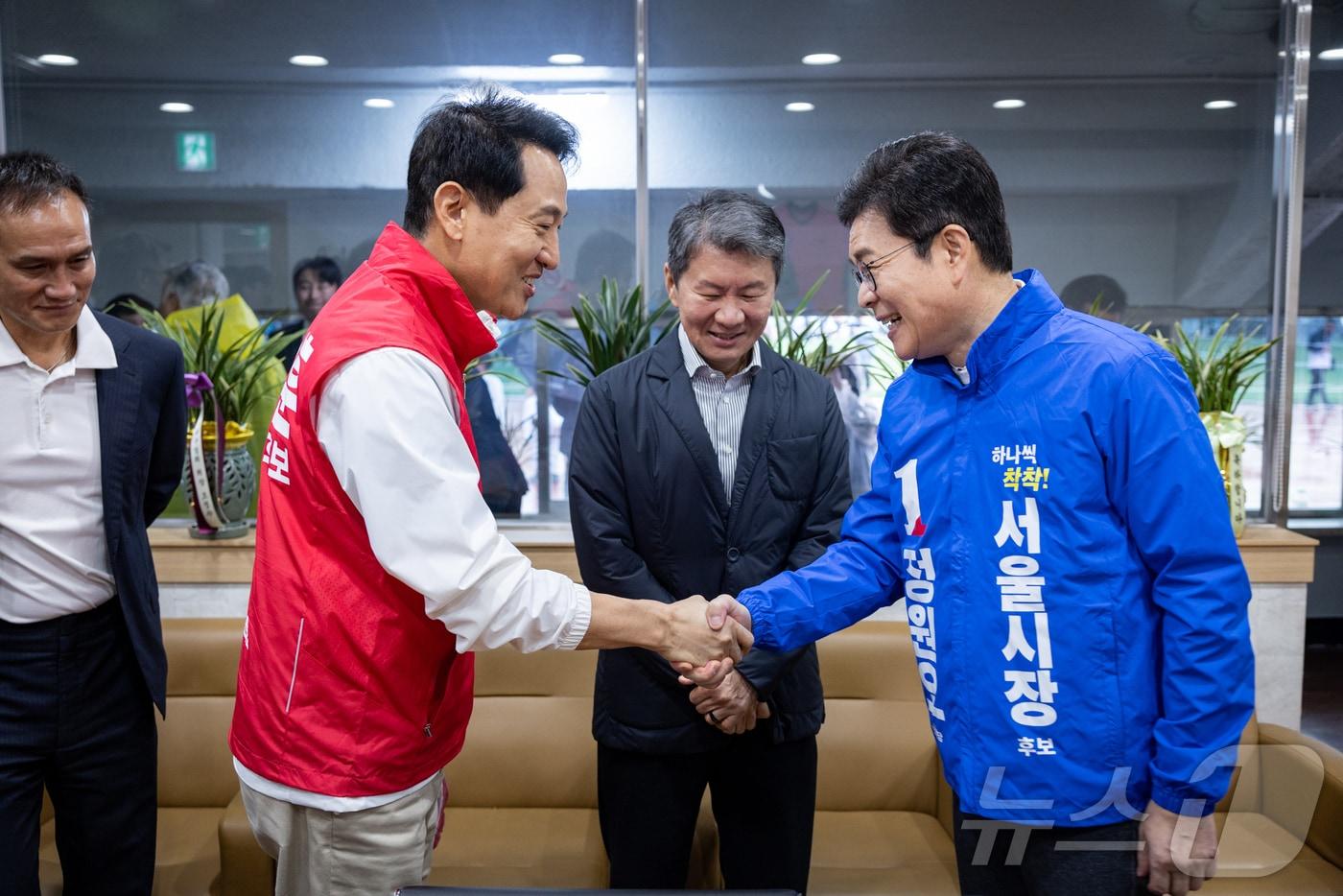 본문 이미지 - 정원오 더불어민주당 서울시장 후보와 오세훈 국민의힘 서울시장 후보가 3일 오전 서울 용산구 효창운동장에서 열린 제44회 서울특별시장기 축구대회 개회식에 참석해 인사하고 있다. (정원오 캠프 제공. 재판매 및 DB금지) 2026.5.3 ⓒ 뉴스1
