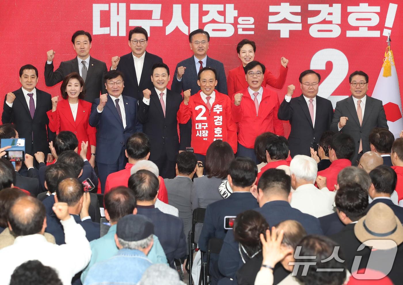 본문 이미지 - 추경호 국민의힘 대구시장 후보가 3일 오후 대구 수성구 선거사무소 개소식에서 장동혁 대표를 비롯한 당직자들과 파이팅을 외치고 있다. 2026.5.3 ⓒ 뉴스1 공정식 기자