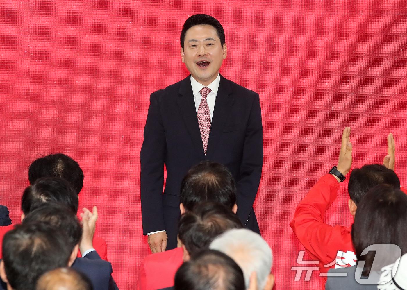 본문 이미지 - 장동혁 국민의힘 대표가 3일 오후 추경호 대구시장 후보 선거사무소 개소식에서 인사하고 있다. 2026.5.3 ⓒ 뉴스1 공정식 기자